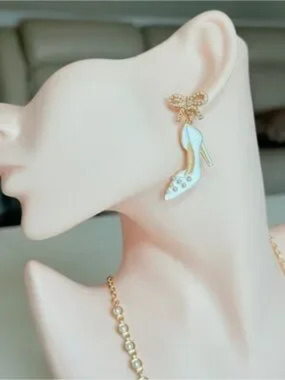 White and Gold High Heel Bow Drop Earrings With Pearls